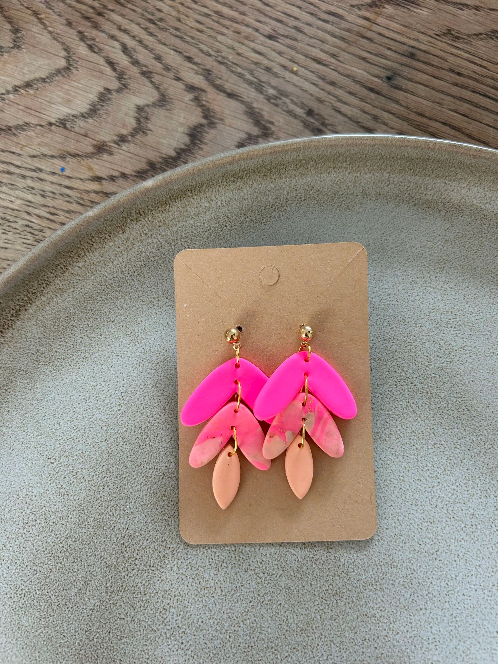 *nieuw* Neon roze oorbellen met zalmkleur 